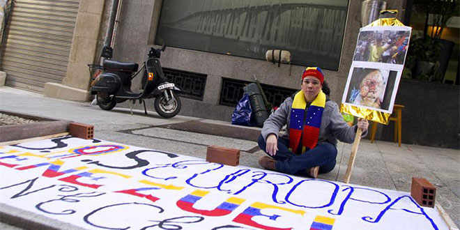 Agreden a venezolana que inició huelga de hambre frente a consulado de Venezuela