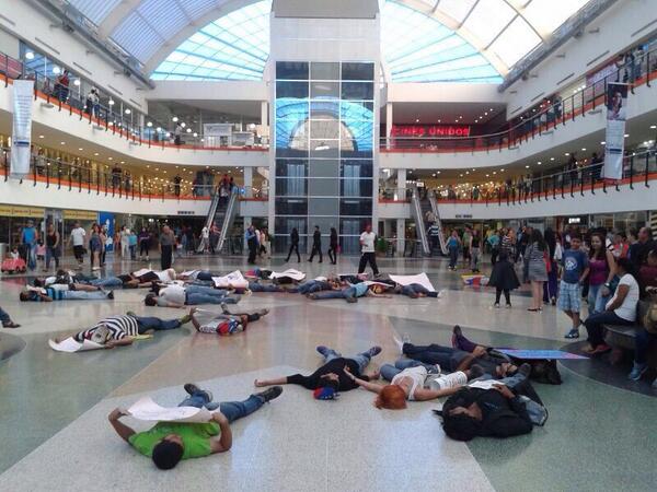 Estudiantes tiraron del ingenio para protestar en centro comercial de Maracay (Fotos)