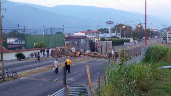 Calles y avenidas de Mérida cerradas con barricadas este 24F (Fotos)