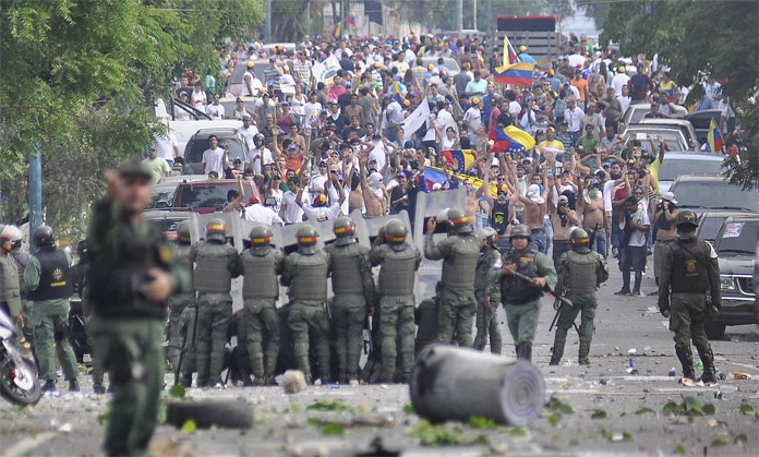 Aunque usted no lo crea: Estudiantes disuelven piquete del ejército (Video + ¡Púyalooooo!)