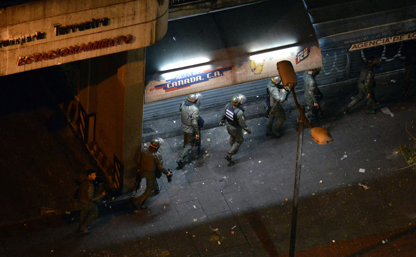 Represión con cortes de luz y gas lacrimógeno en Chacao (Fotos)