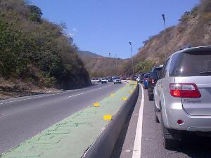 Fuerte retraso en la autopista Caracas – La Guaira (Fotos)