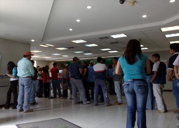 Entidades bancarias laborarán hoy solo en los centros comerciales