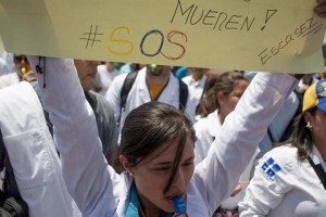 Médicos venezolanos abarrotaron las calles del país para alzar su voz contra la escasez