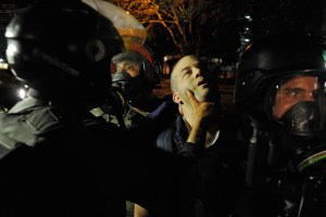 Inaceptable: Fuerzas de represión golpean y detienen a joven especial (Fotos)