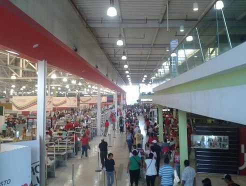 Cola en Bicentenario para comprar los productos básicos (Foto)