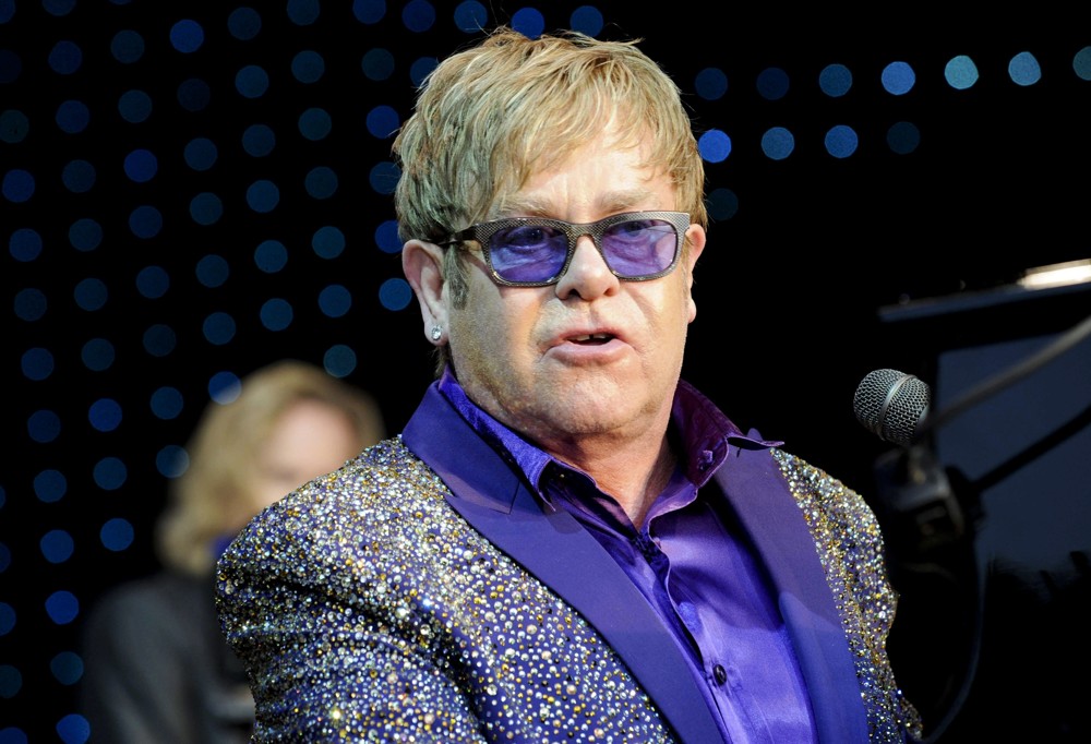Después de 20 años de relación, Elton John se lanza al agua