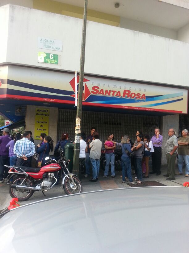 Así hacen cola por la Harina Pan en Santa Rosa de Lima (Foto)