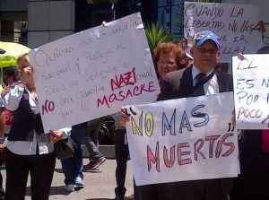 Caraqueños protestan en el Lido con pancartas (Foto)