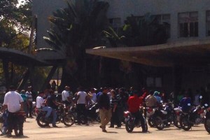 Un grupo de motorizados ingresó a la UCV y protesta frente al Rectorado (Fotos)