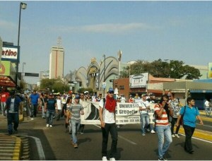 Estudiantes y sociedad civil en camino hacia plaza la República (Foto)