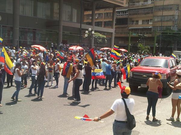 Valencianos se concentran para marchar hasta El Trigal