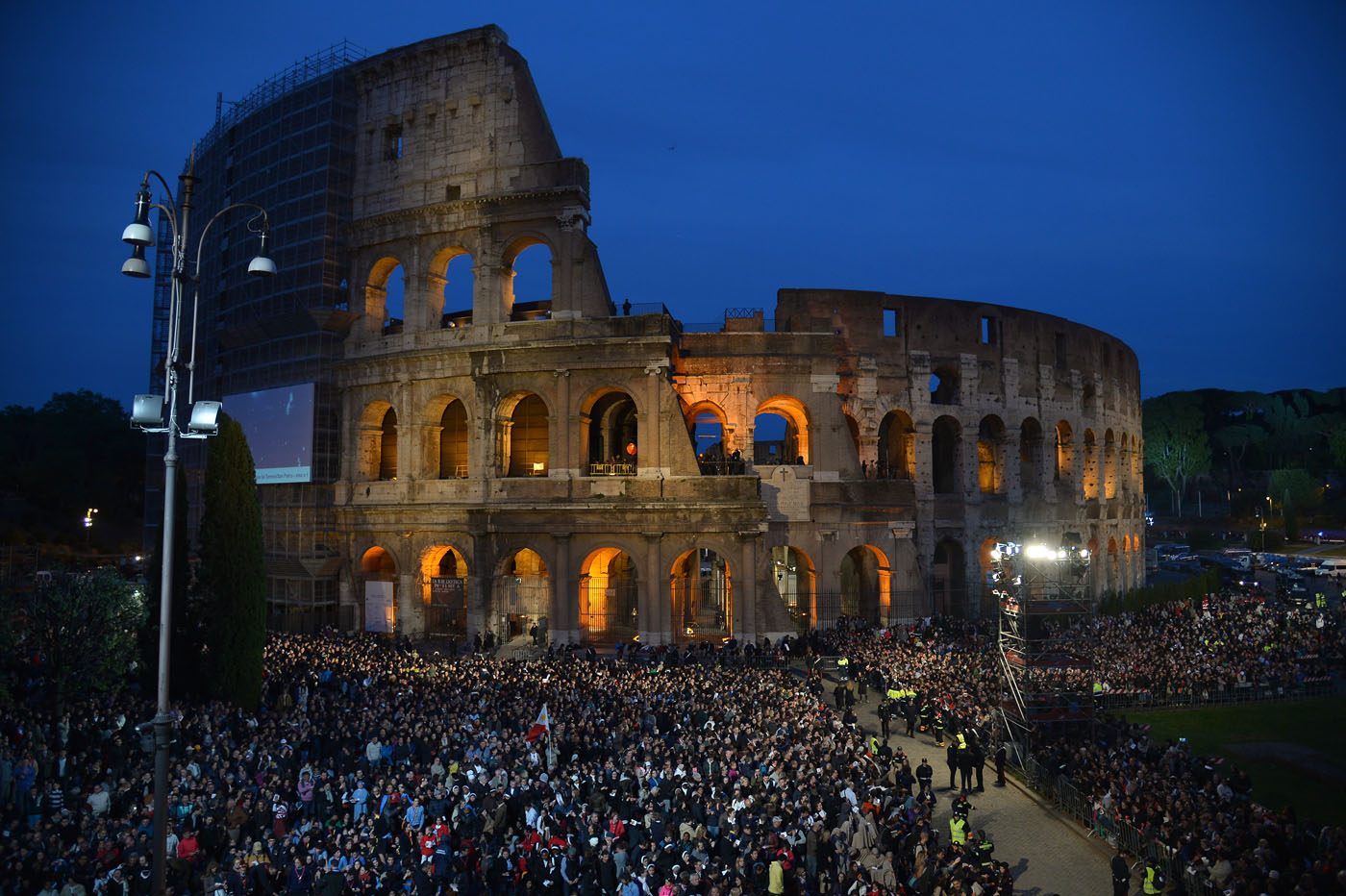 El Papa presidió el Via Crucis en el Coliseo romano (Fotos)