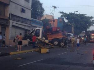 Gandola sin frenos colisionó contra panadería en La Guaira