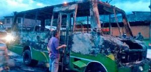Privan de libertad a 2 jóvenes por quema de autobús y robo en Táchira