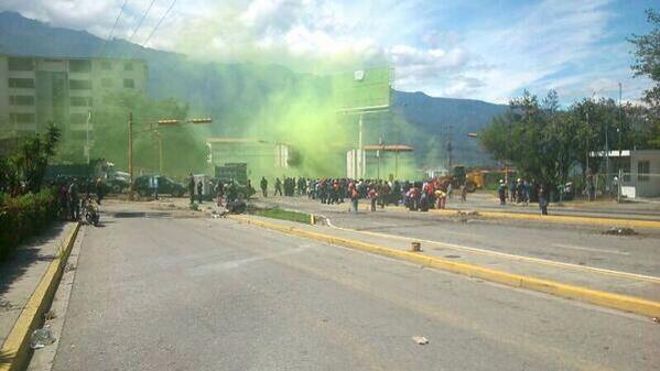 Ya reprimieron con gas rojo, ¿ahora con verde? (FOTO)