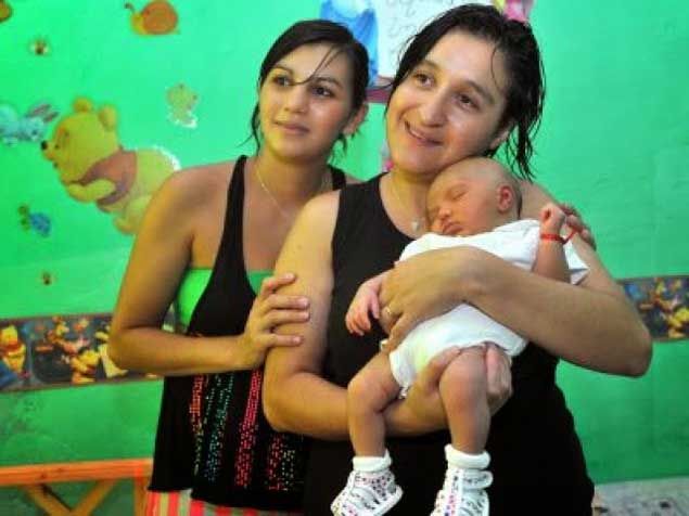 Cristina Kirchner madrina de una hija de pareja gay en inédito bautizo (Fotos)