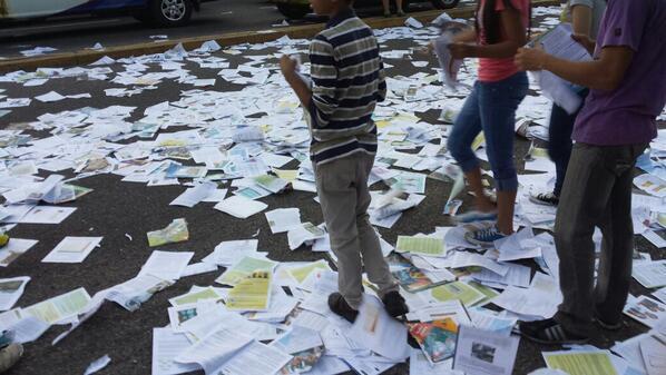 Destruyen y queman libros de la “Colección Bicentenaria” en Táchira (Fotos)