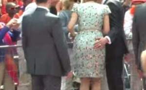 Un alcalde le toca el trasero a la reina Máxima de Holanda (Video)