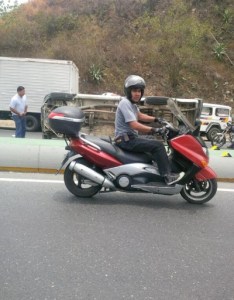 Volcado carro en la Caracas- La Guaira (Foto)