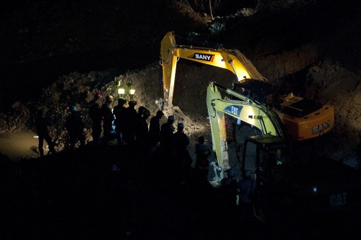Sigue búsqueda de desaparecidos en mina ilegal que dejó tres muertos en Colombia