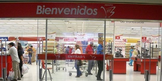 Lanzan explosivos contra Abasto Bicentenario en Barcelona