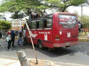 Encapuchados toman autobús frente a Urbe este #16M (Fotos)