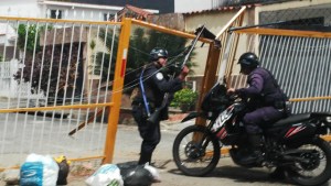 Policarabobo destroza urbanización en El Trigal para dispersar manifestación (Fotos)