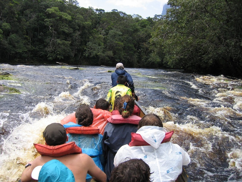 Escasez de gasolina peligra atención de turistas en Canaima