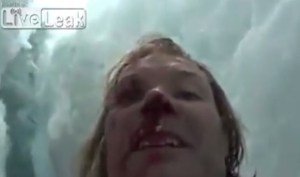 Hombre graba como escapa de una gigantesca grieta de hielo (Video)