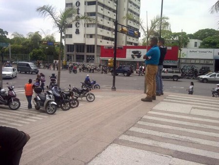 Reportan barricada en Parque Cristal, sin manifestantes ni PNB (Fotos)