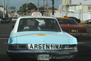 Pastelero…Este taxista maracucho pintó su carro de la bandera de Argentina (Foto)