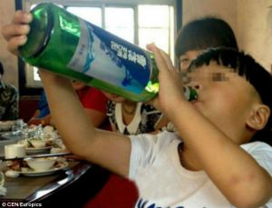 Este chinito es el alcohólico más joven del mundo (Fotos)