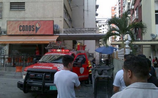 Se registró incendio en Conos de Los Palos Grandes, no hay heridos (Fotos)