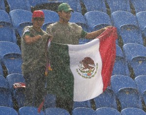 Mexicanos disfrutan del partido bajo la lluvia (Fotos)