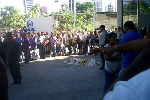 Murió de un infarto cuando hacía cola para comprar comida en el Bicentenario