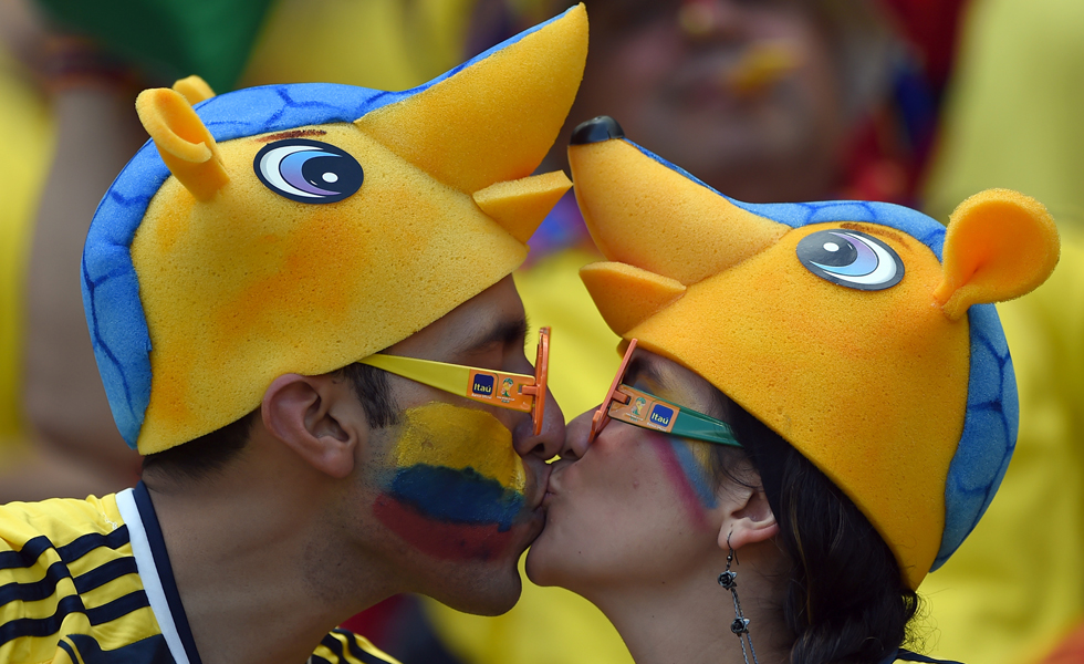 Estos colombianos se besaron en pleno partido con Fuleco en la cabeza (Foto)