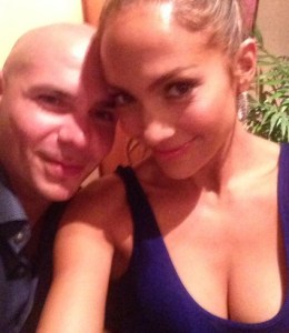 El “selfie” de Pitbull y JLo en Brasil (Fotos)