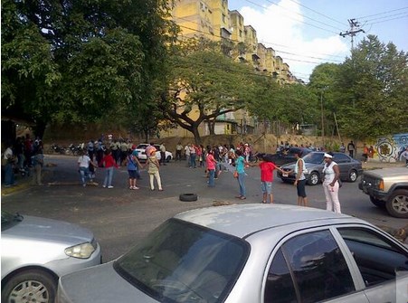 Vecinos cierran el paso en Guarenas como medida de protesta #5J (Fotos)