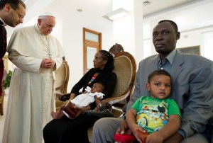 El Papa recibe a joven sudanesa condenada a muerte (Fotos)