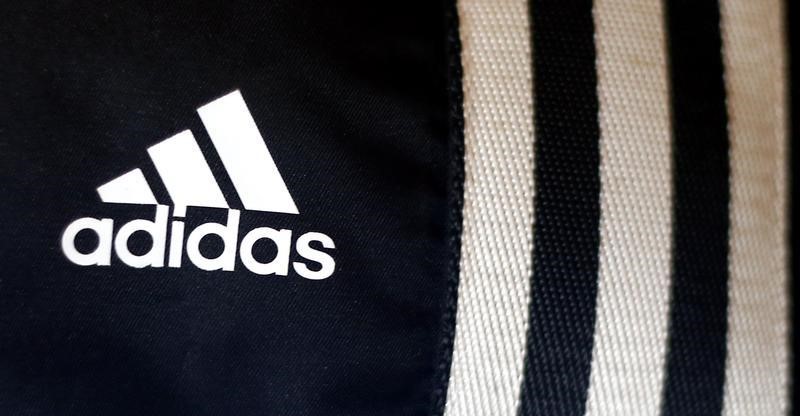 Adidas levanta la prohibición de vender sus productos en internet