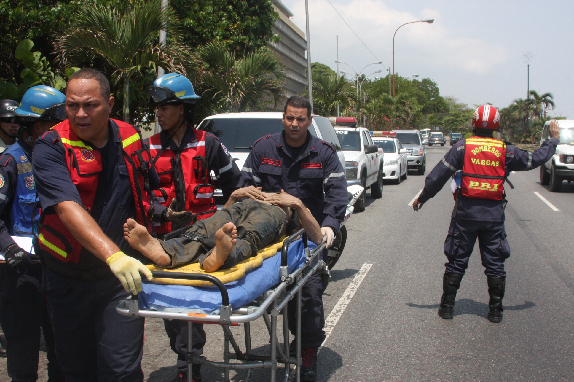 Rescatan a hombre que enterraron vivo en el Cementerio de La Guaira (Fotos)
