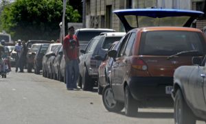 Venezolanos se recargan de paciencia para comprar baterías