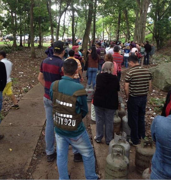 Éxito socialista: Mega cola para comprar gas en San Cristóbal (Foto)