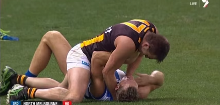 Jugador de fútbol australiano intentó estrangular a un rival en pleno partido (Video)