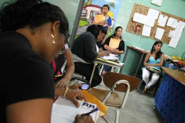 Madrugan para buscar cupos en un colegio de Maturín