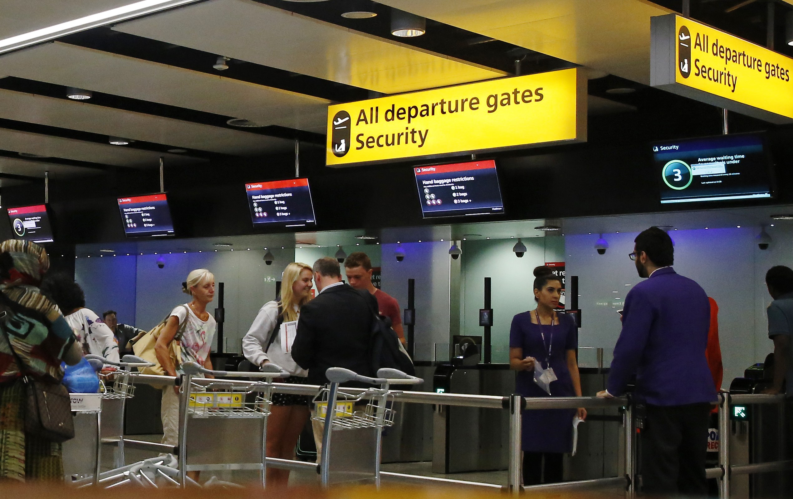 Gran Bretaña prohíbe los aparatos electrónicos descargados en todos los vuelos