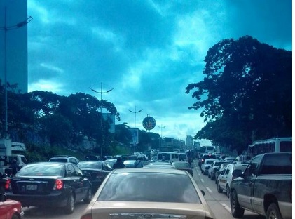 Autobús accidentado en la Av. Libertador genera fuerte retraso (Fotos)