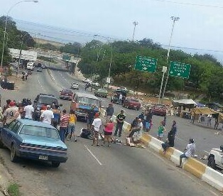 Protestan en Vargas por la falta de agua (Fotos)