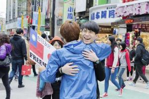 Un japonés lleva tres años repartiendo abrazos para promover la paz (Fotos + Video)